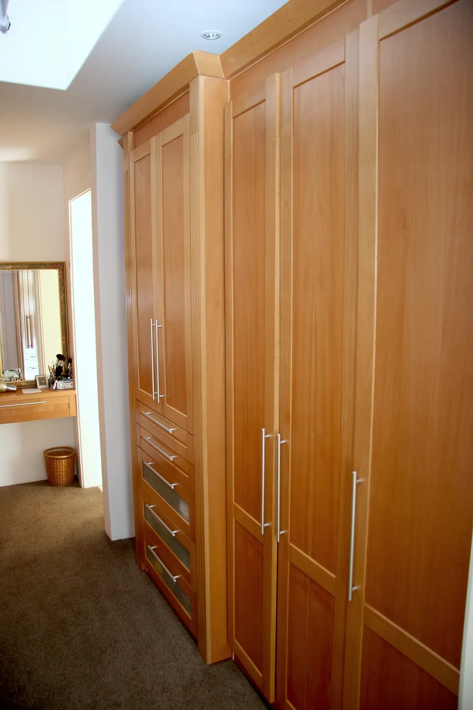 Dressing room with full-height wardrobes in pink beech