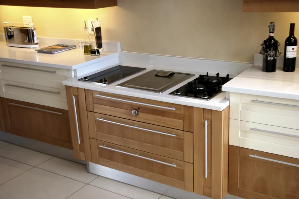 Hob over deep pan drawers