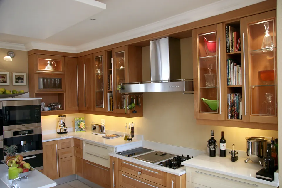 Glazed wall cabinets and under-cabinet lighting along the hob run