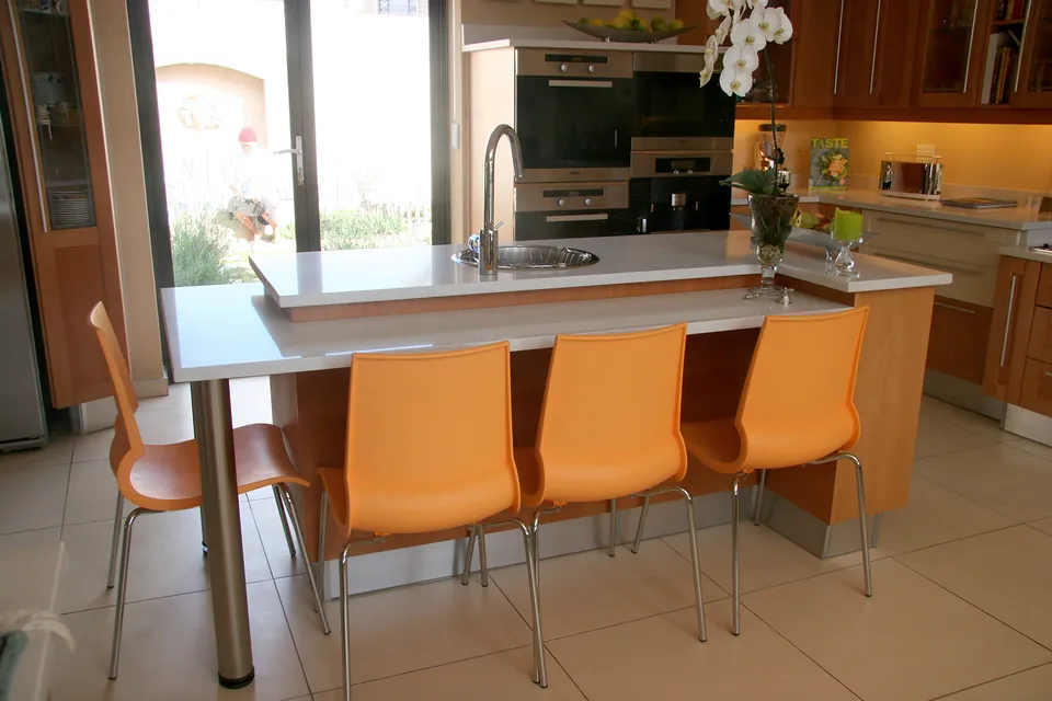 Breakfast counter at the island