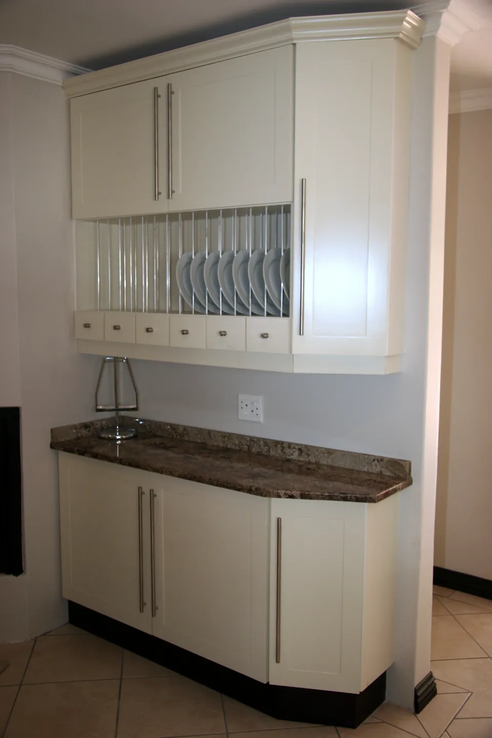 Plate rack and curved base cabinet