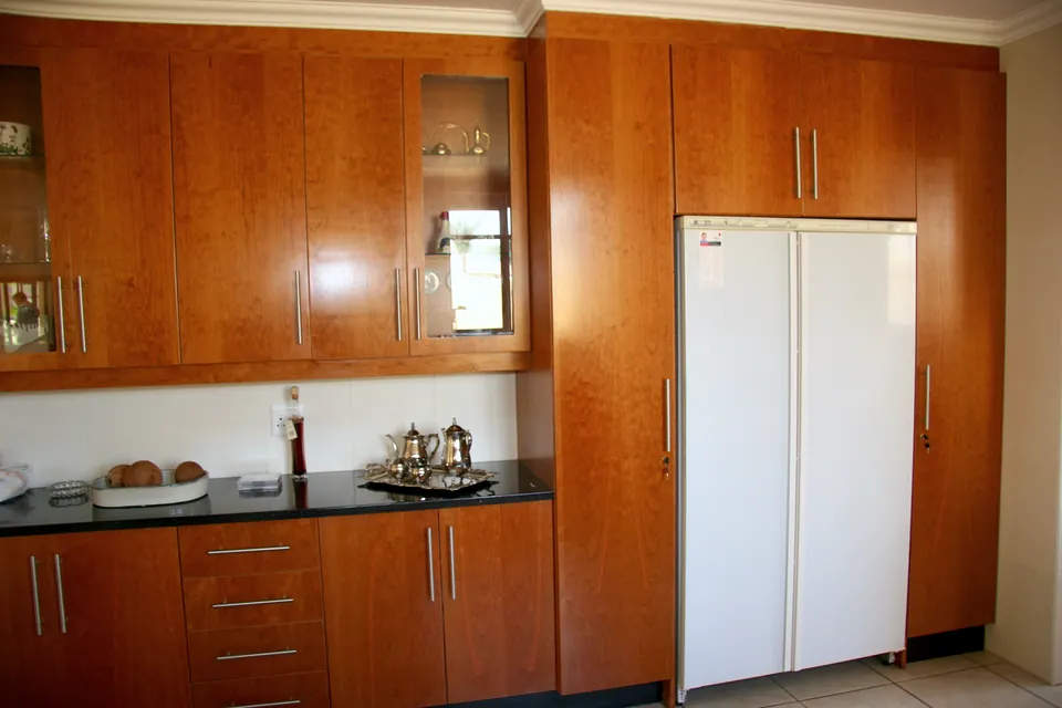 Fridge wall and pantry in cherry veneer