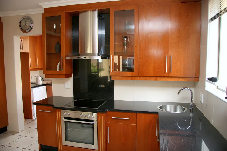 Hob, extractor and glazed wall cabinets