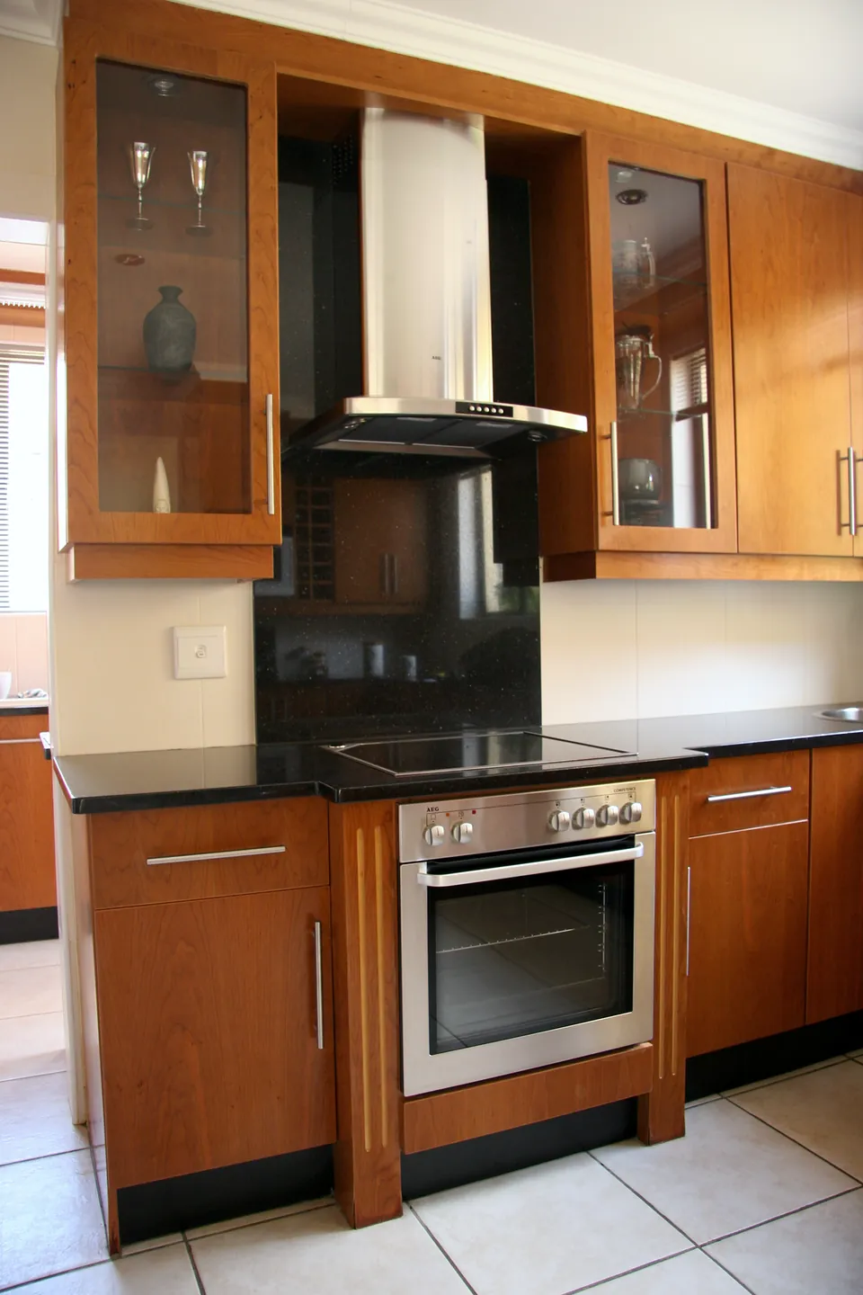 Oven housing under the hob