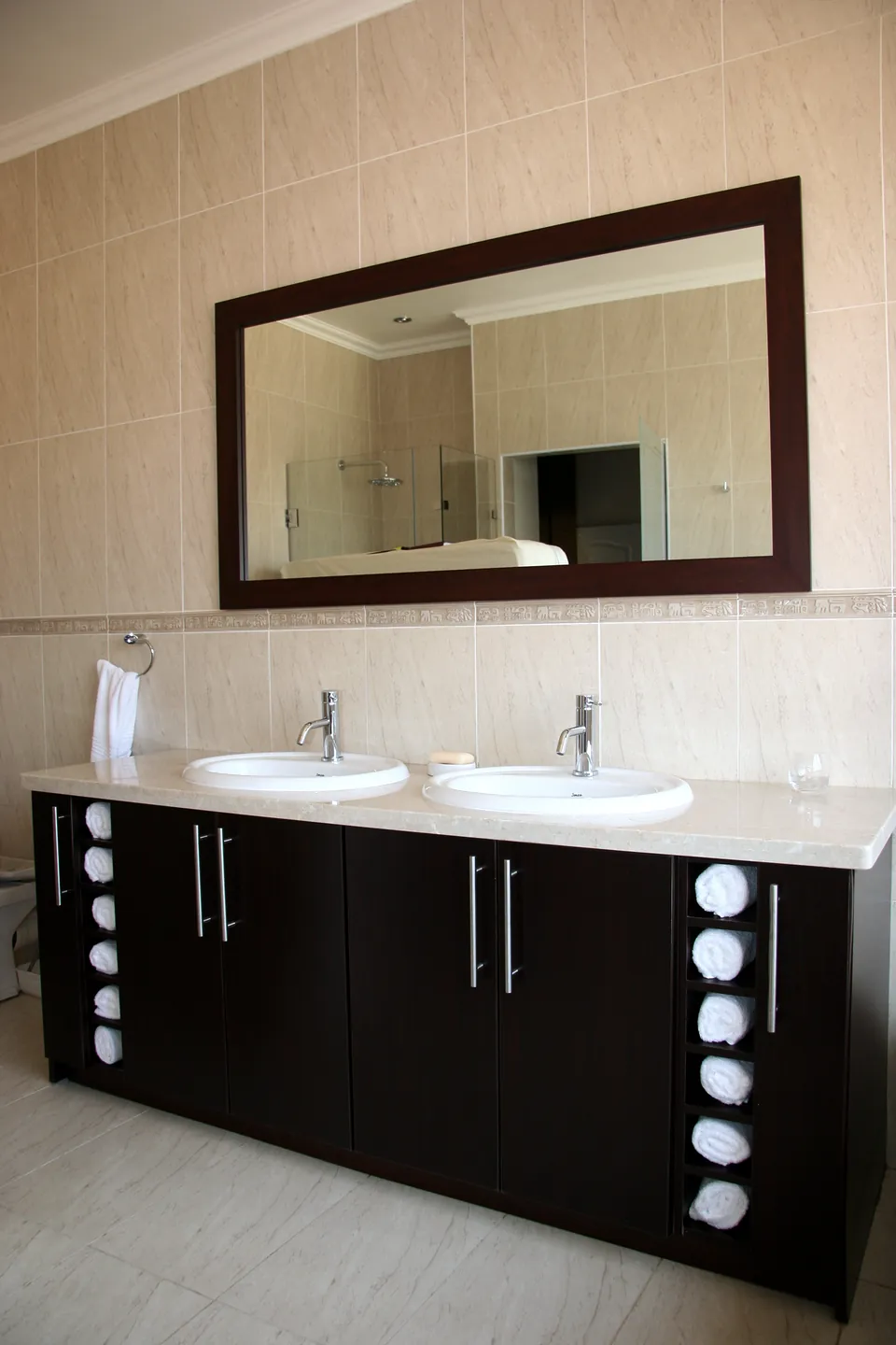 Double vanity with a framed mirror