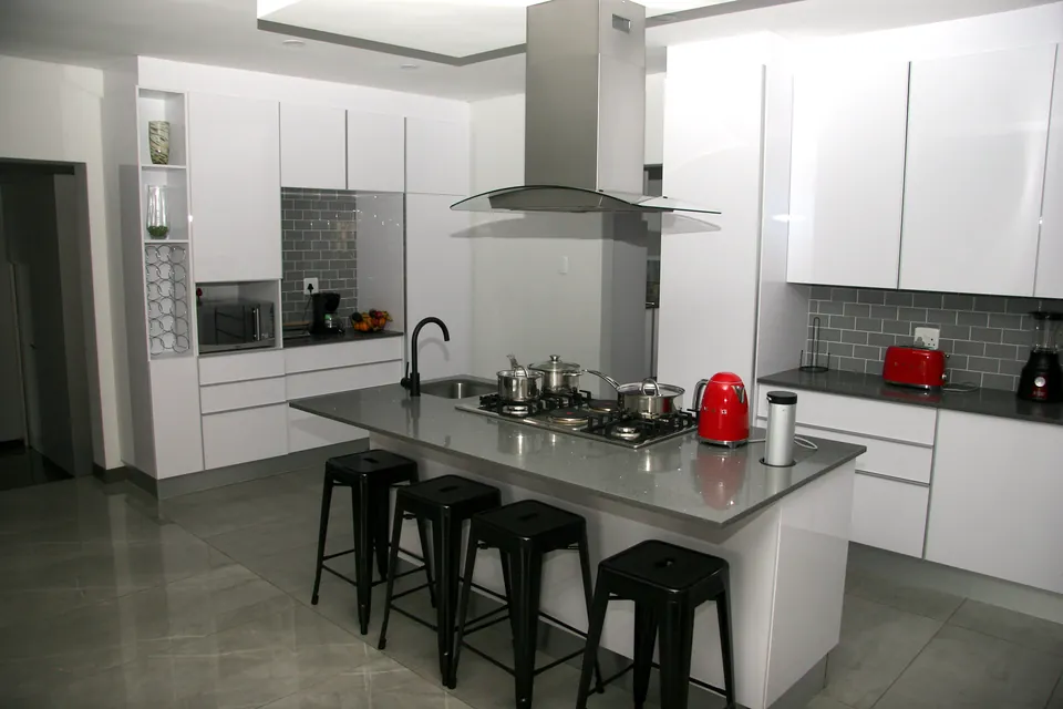 Island with a gas hob and bar stools