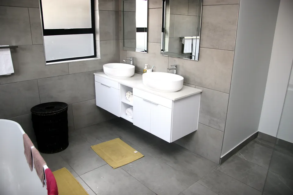 Floating double vanity in white gloss with vessel basins