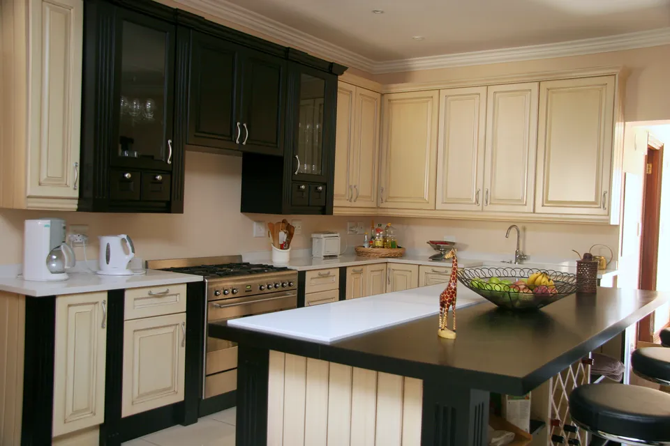 Island with a black top and tongue-and-groove panelling